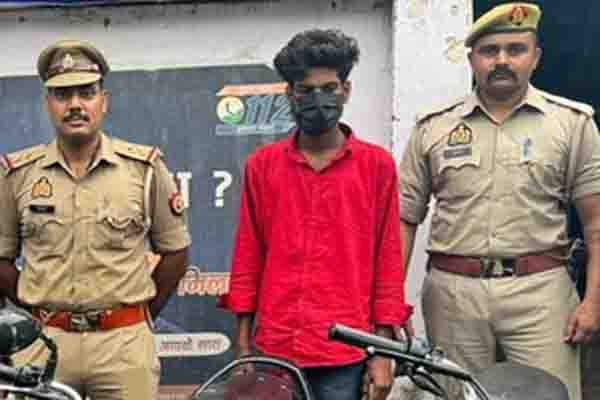 नोएडा : पुलिस गिरफ्त में वाहन चोर गिरोह का मास्टरमाइंड